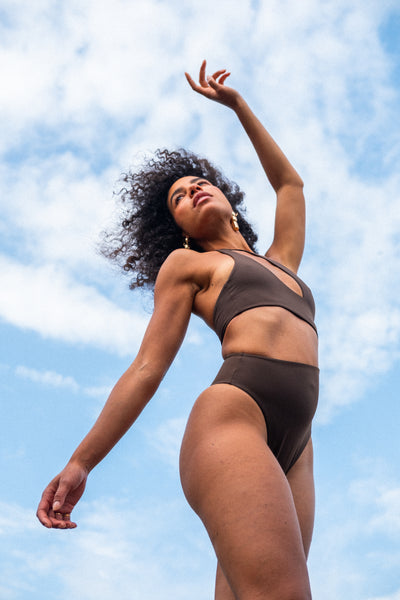 Femme en maillot de bain libre