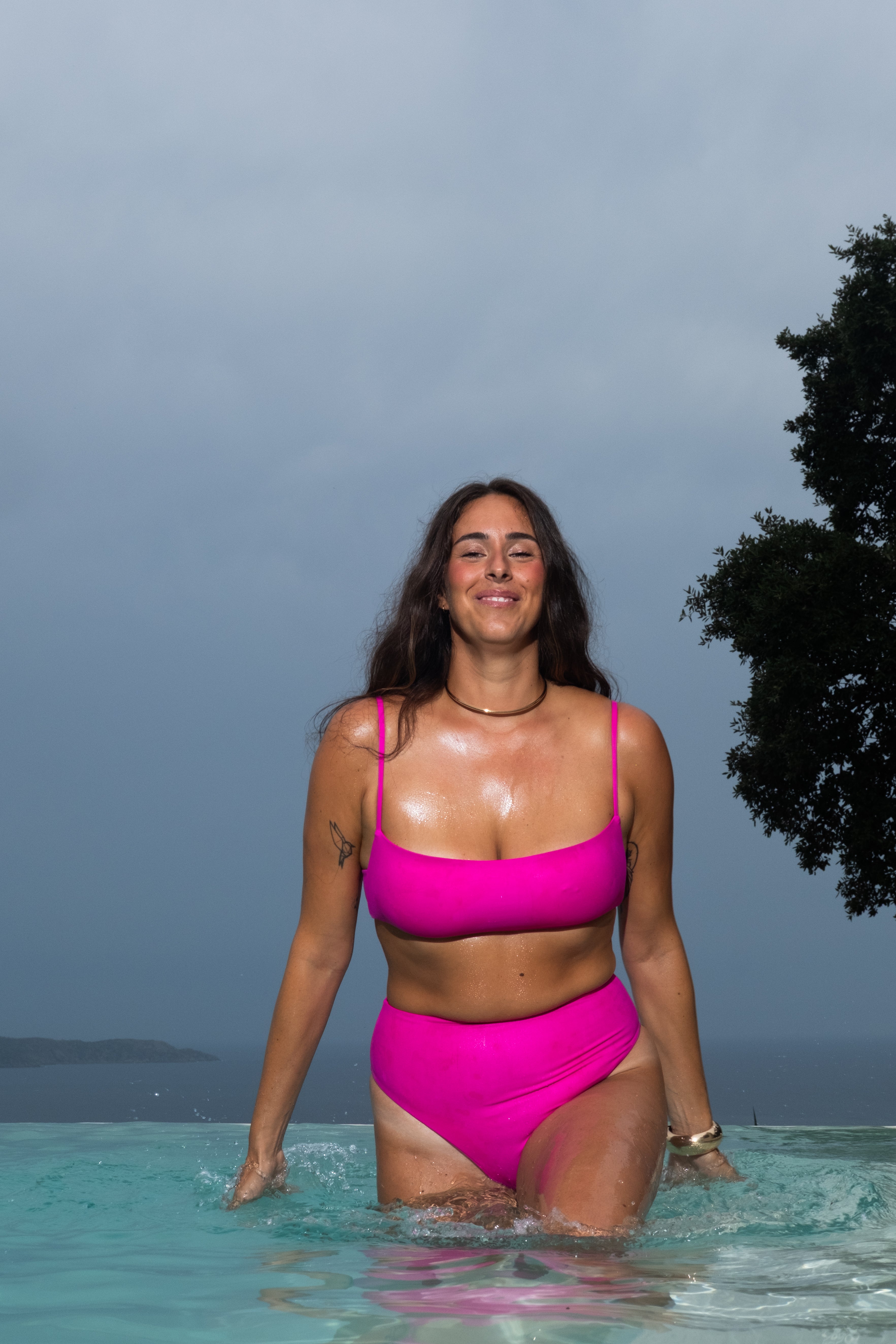 Femme en maillot de bain rose